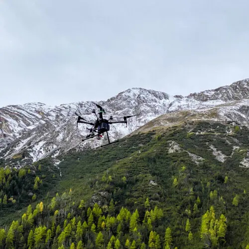 Wissenschafts-Drohne schwebt über Nationalpark