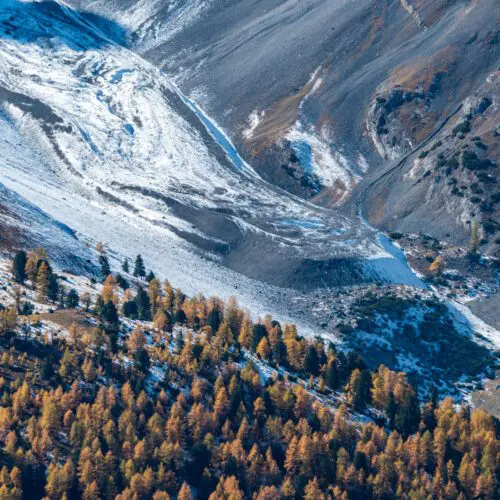 Erster Schnee modelliert den Blockgletscher Val da'l Acqua aus dem Geröll