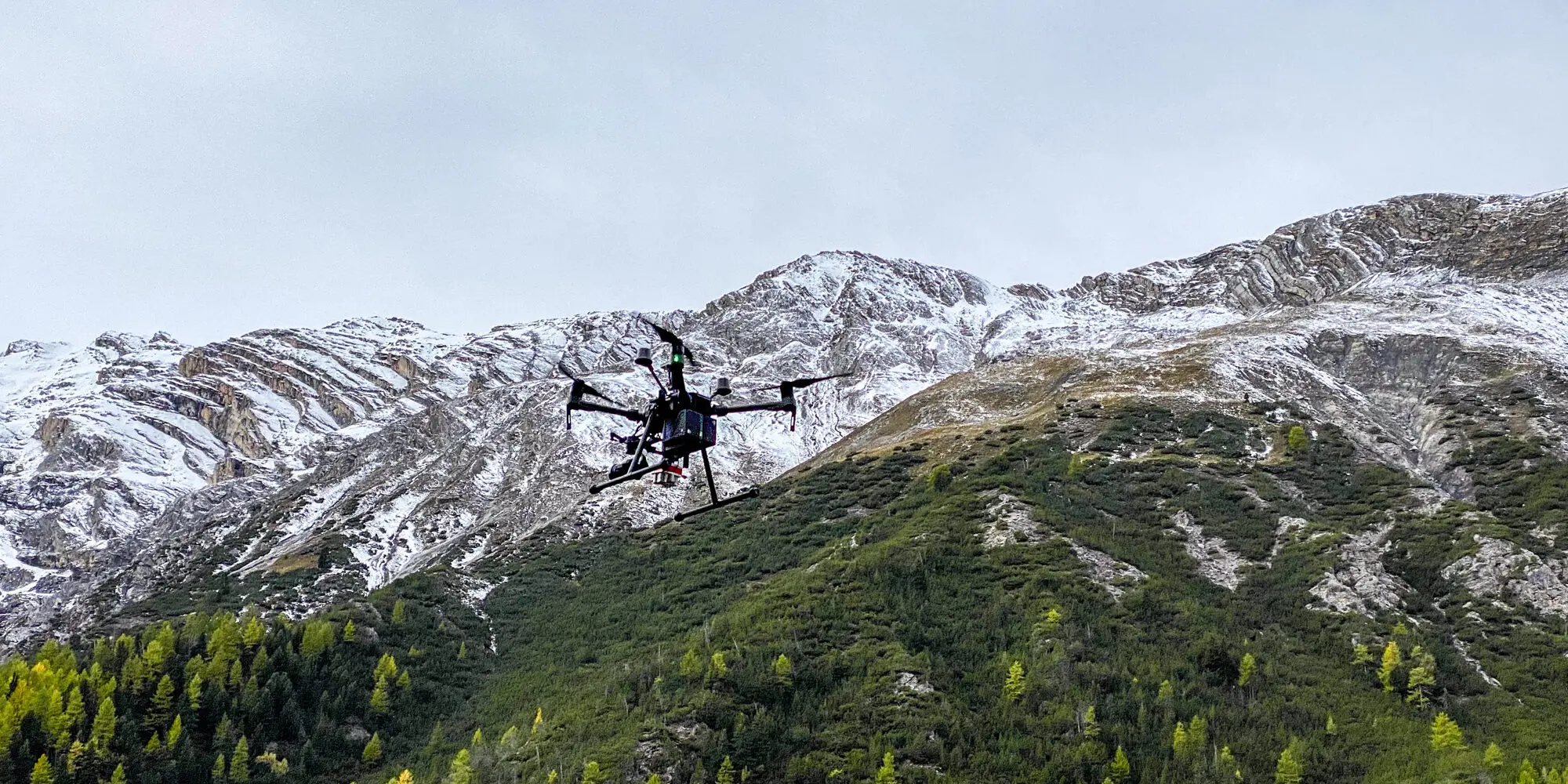 Wissenschafts-Drohne schwebt über dem Nationalpark
