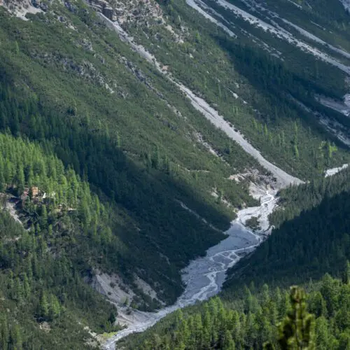 Blick in die Val Cluozza mit der Hütte im Wald halb verborgen