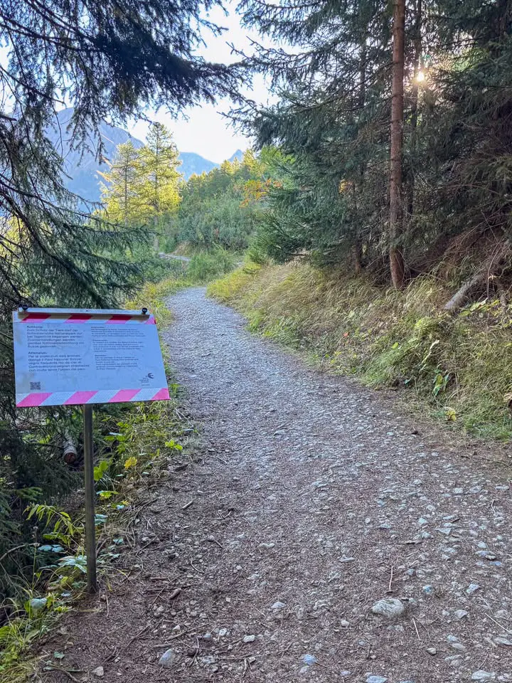 Diese Tafeln an verschiedenen Eingängen des #schweizernationalpark weisen darauf hin,…