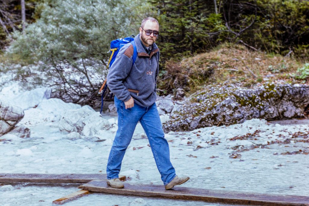Flurin Filli überquert einen Bach
